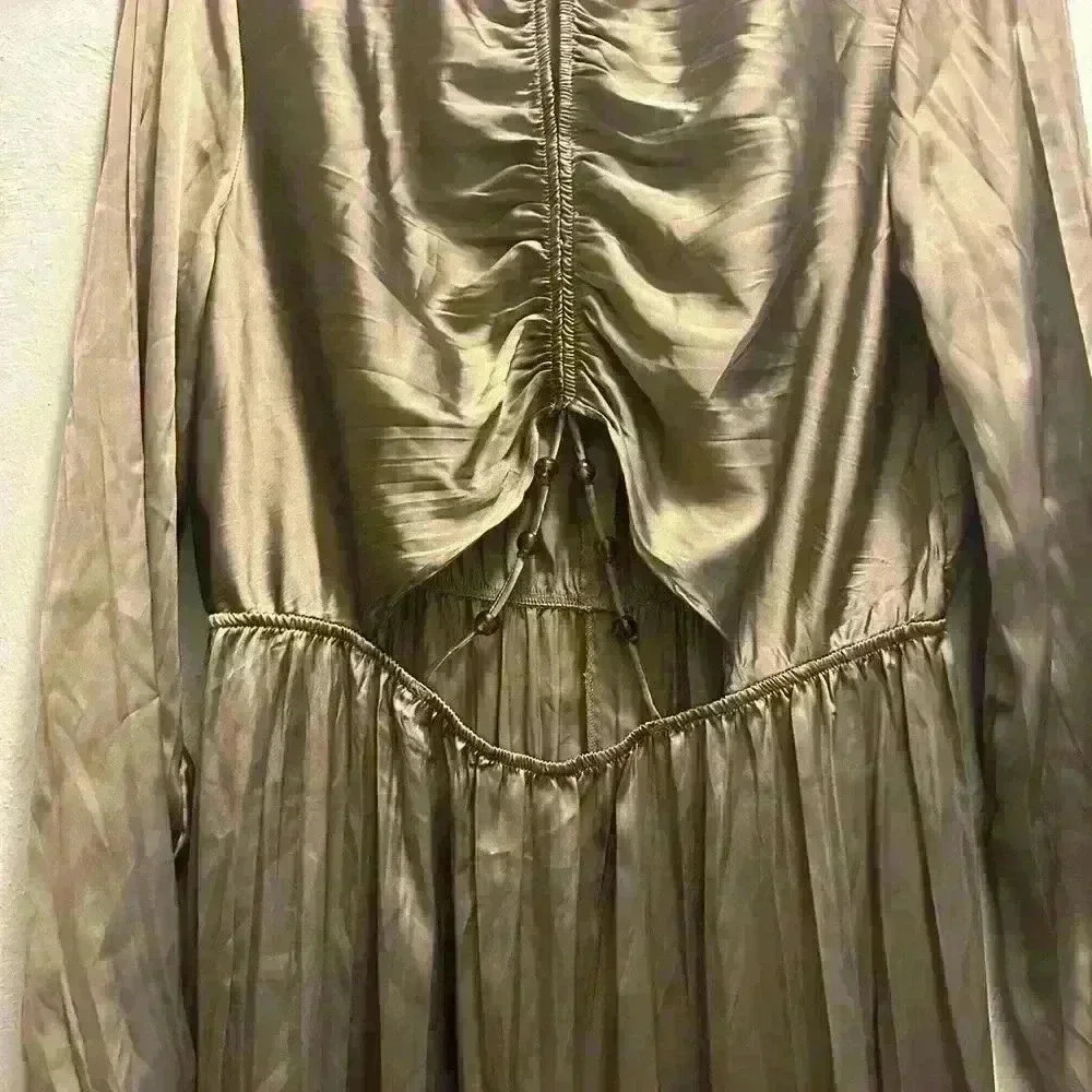 Flowing satin/ wrinkle effect dress with round neck and 
long sleeves. - Picture 4 of 6